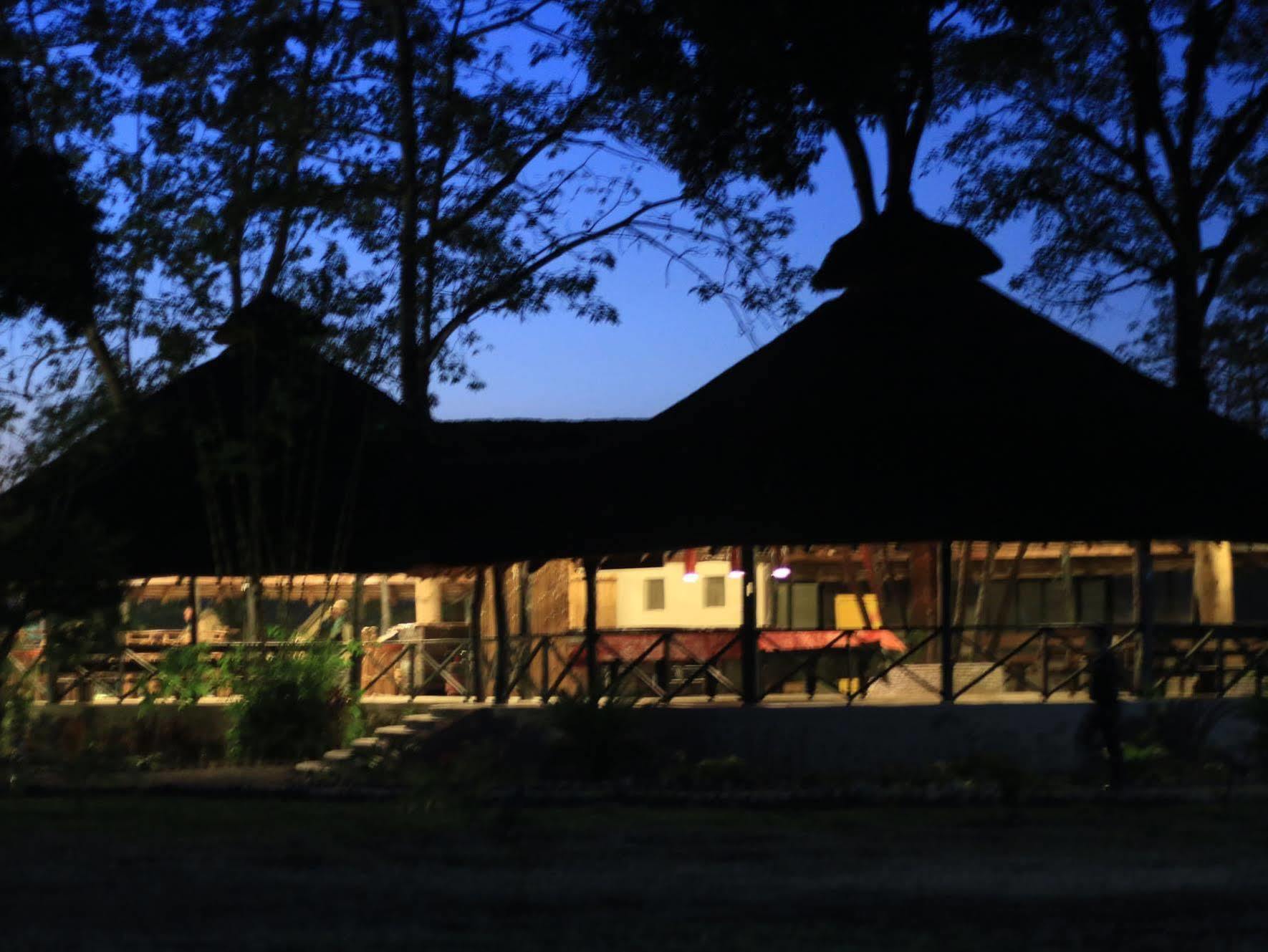 ซารัง ไวลด์ไลฟ์ ซองชัวรี Hotel Meghauli ภายนอก รูปภาพ